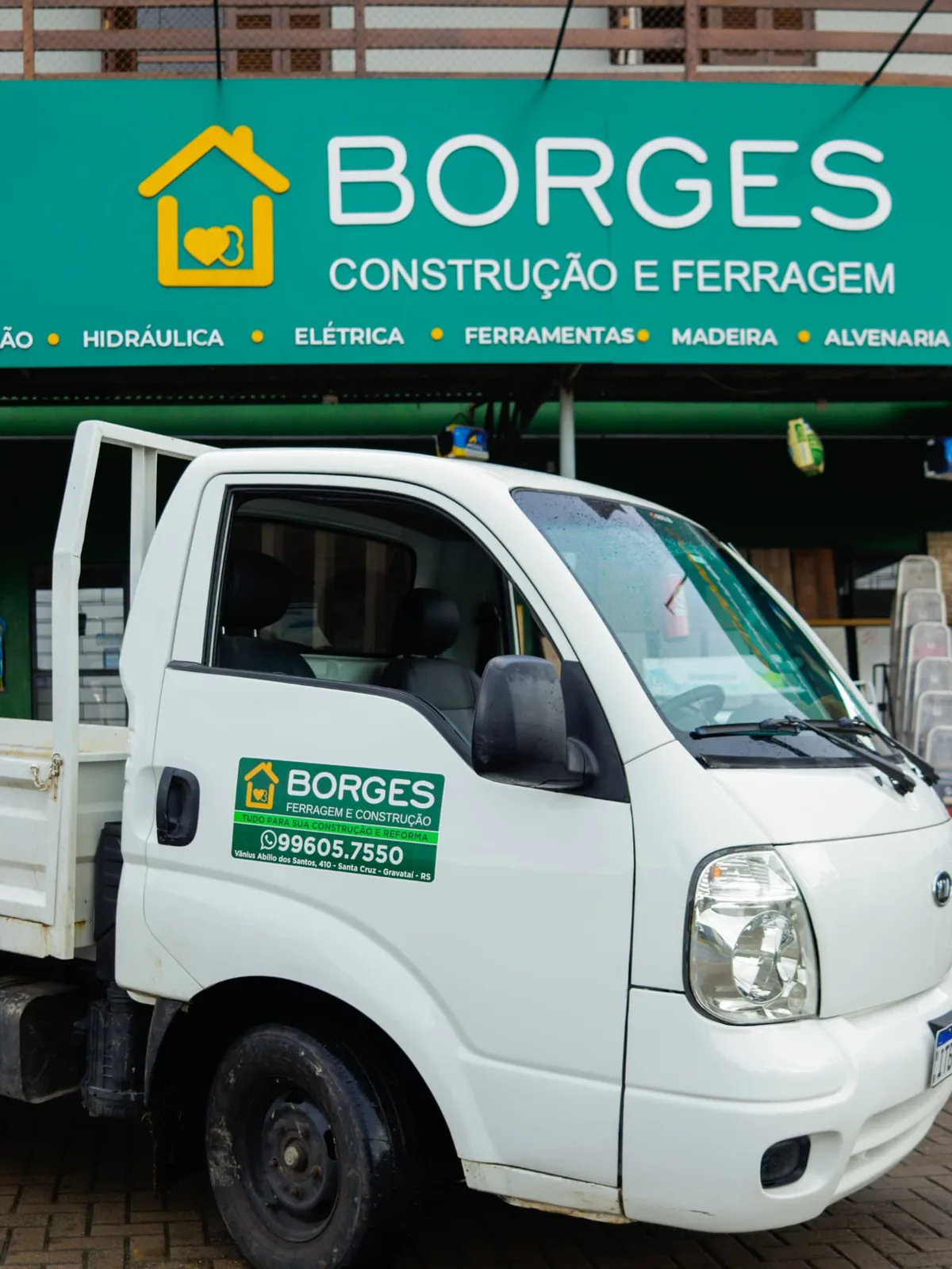 Caminhão de entregas da Borges Ferragem e Construção